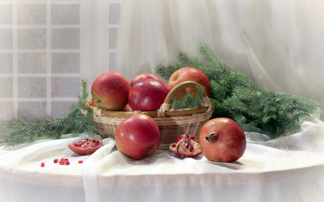 Обои картинки фото еда, фрукты,  ягоды, натюрморт, ель, яблоки, гранат