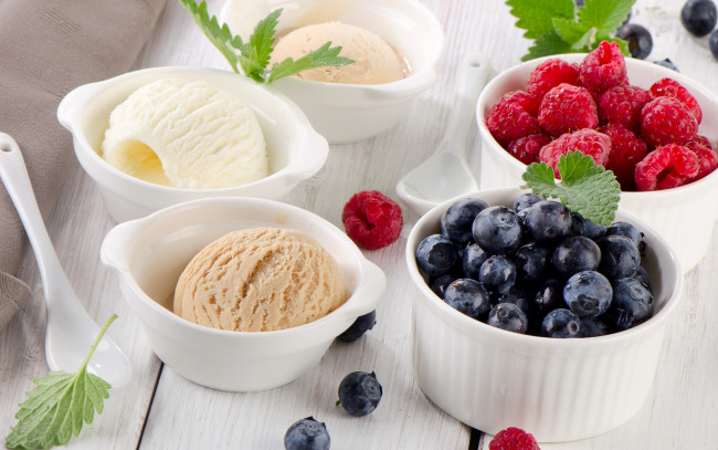 Обои картинки фото еда, мороженое,  десерты, малина, черника, десерт, ягоды