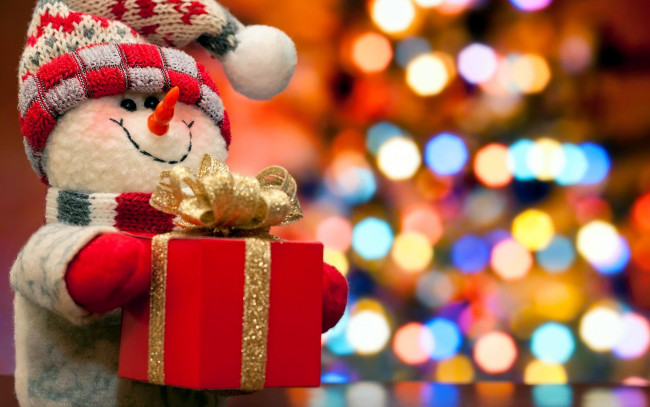 Обои картинки фото праздничные, снеговики, снеговик, блики, игрушка, подарок