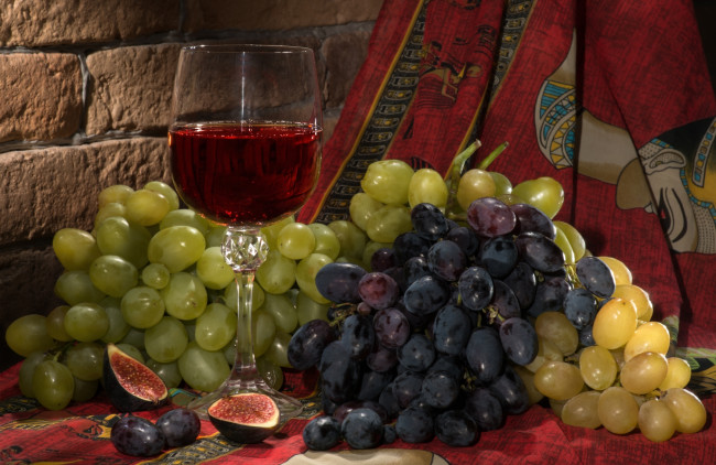 Обои картинки фото еда, напитки,  вино, кирпич, натюрморт, инжир, ягоды, вино, бокал, виноград, платок