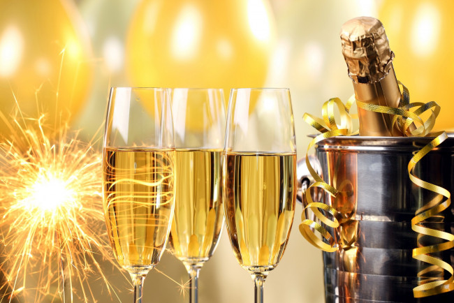 Обои картинки фото праздничные, угощения, серпантин, бутылка, шампанское, бокалы