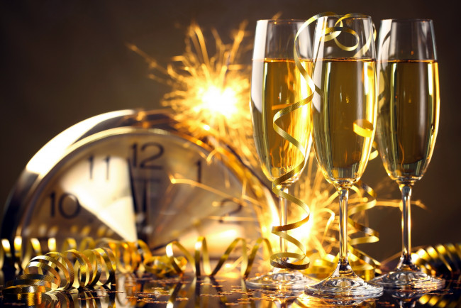 Обои картинки фото праздничные, угощения, шампанское, бокалы, серпантин, часы