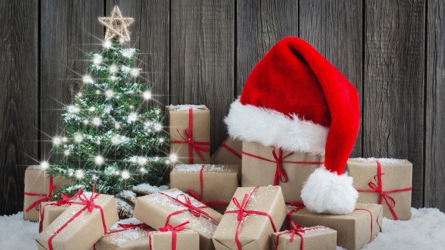 Обои картинки фото праздничные, подарки и коробочки, елка, много, подарки, коробки, колпак, огоньки