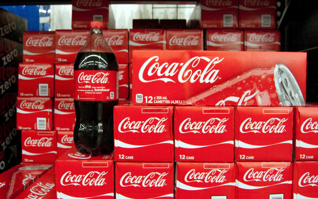 Обои картинки фото бренды, coca-cola, бутылка, ящики