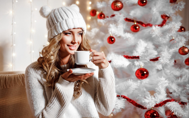 Обои картинки фото девушки, - блондинки,  светловолосые, праздник, елка, кофе
