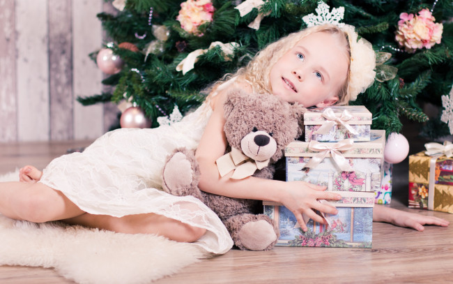 Обои картинки фото разное, дети, девочка, мишка, коробки, подарки, ёлка