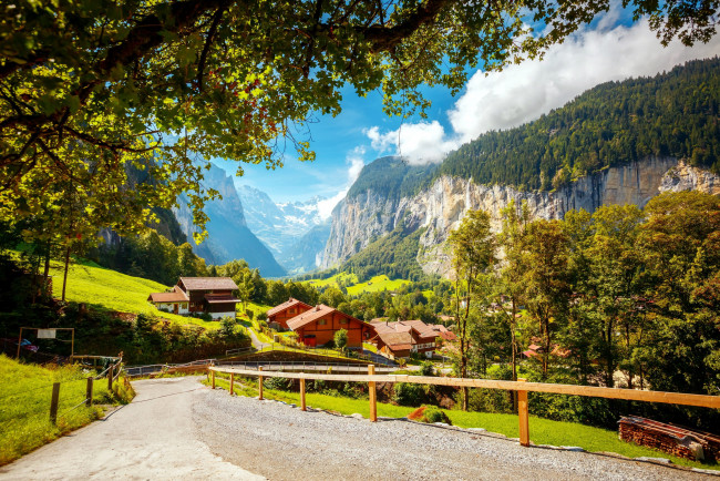 Обои картинки фото города, лаутербруннен , швейцария, горы, водопад, дома, дорога