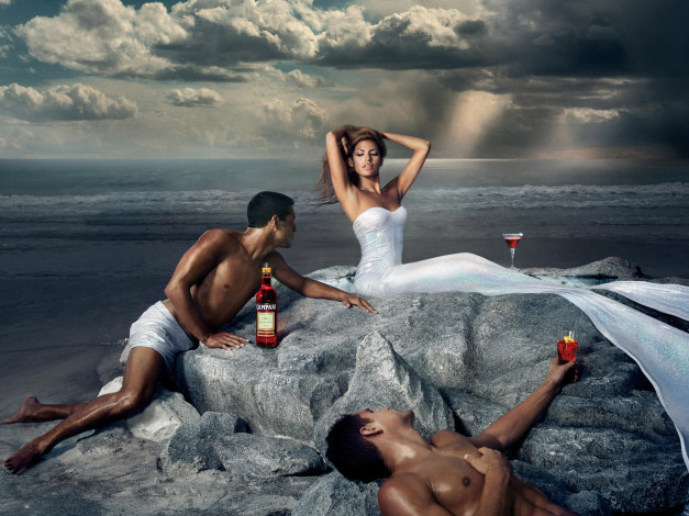 Обои картинки фото campari, бренды, eva mendes, парни, бутылка, камни, море, русалка