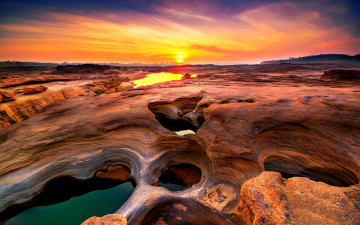 Картинка природа восходы закаты промоины вода равнина солнце карст
