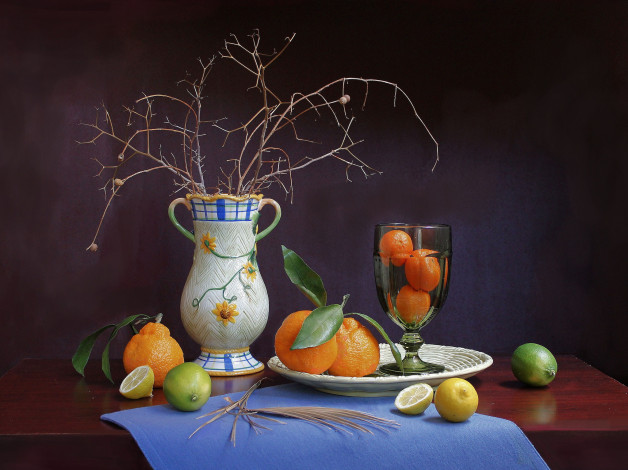 Обои картинки фото еда, натюрморт, ваза, лайм, лимоны, мандарины, салфетка