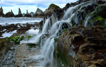 обоя природа, водопады, море, скалы, водопад