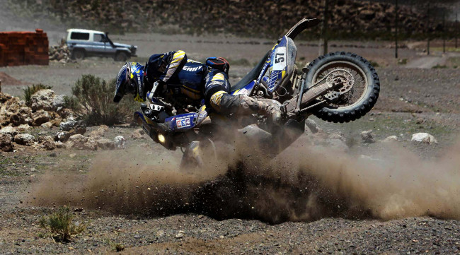 Обои картинки фото спорт, мотокросс, шлем, гонщик, байк, пыль, экипировка