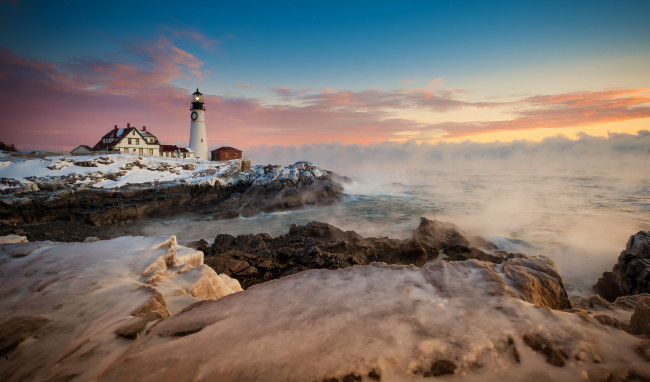 Обои картинки фото природа, маяки, океан, скалы, маяк, туман, заря