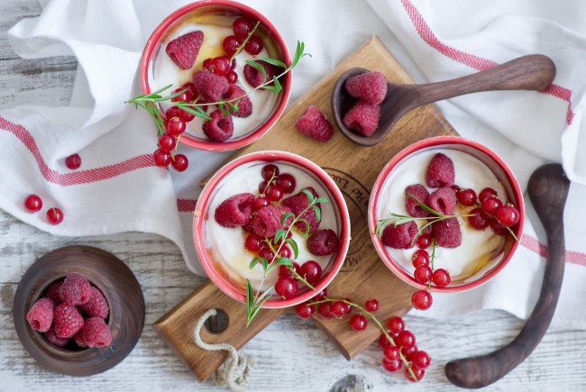 Обои картинки фото еда, мороженое,  десерты, ягоды, красная, смородина, малина, йогурт