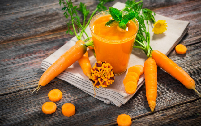 Обои картинки фото еда, напитки,  сок, морковный, сок, морковь