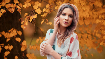 Картинка девушки -+рыжеволосые+и+разноцветные осень листья берет бусы veronica martin