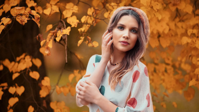 Обои картинки фото девушки, - рыжеволосые и разноцветные, осень, листья, берет, бусы, veronica, martin
