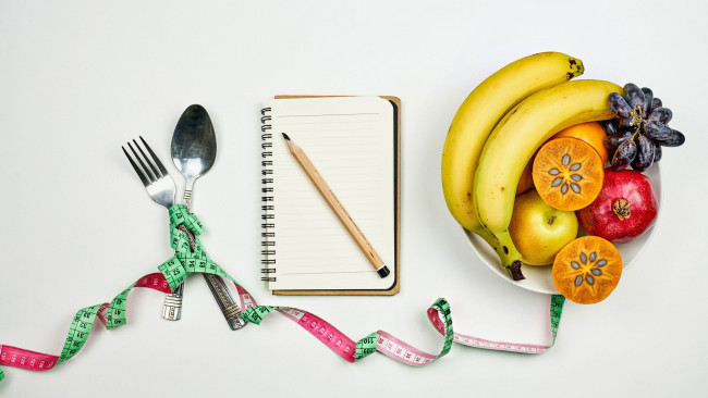 Обои картинки фото еда, фрукты,  ягоды, гранат, виноград, банан, сантиметр, блокнот