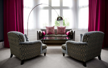 Картинка интерьер гостиная дизайн стиль кресло стол диван подушки розовые занавески
