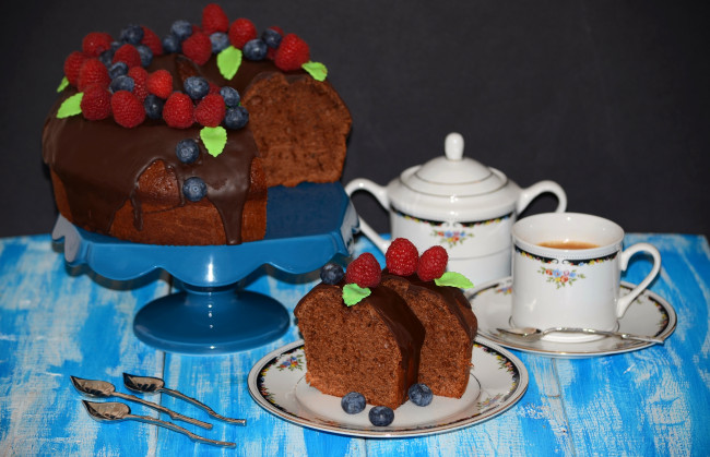 Обои картинки фото еда, торты, чашка, малина, кофе, ложки, голубика, ягоды, шоколад, кекс