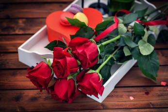 Картинка цветы розы конфетти пирожные сердце коробка букет поднос доски праздник