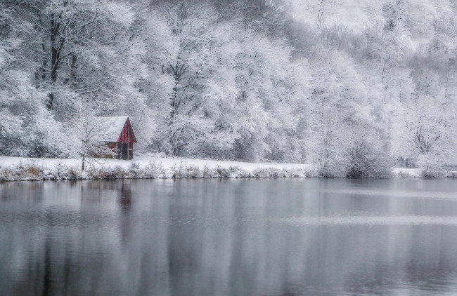 Обои картинки фото природа, зима, лес, дом, озеро