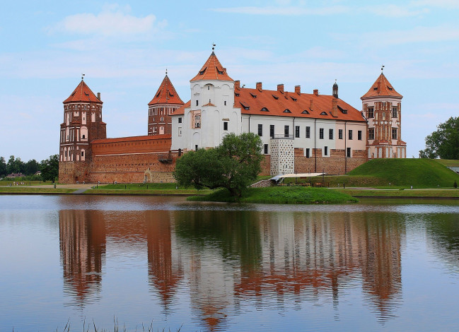 Обои картинки фото мирский замок, города, - дворцы,  замки,  крепости, дворец, белоруссия, замок, мирский, пруд