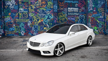 Картинка автомобили mercedes-benz белый стена граффити