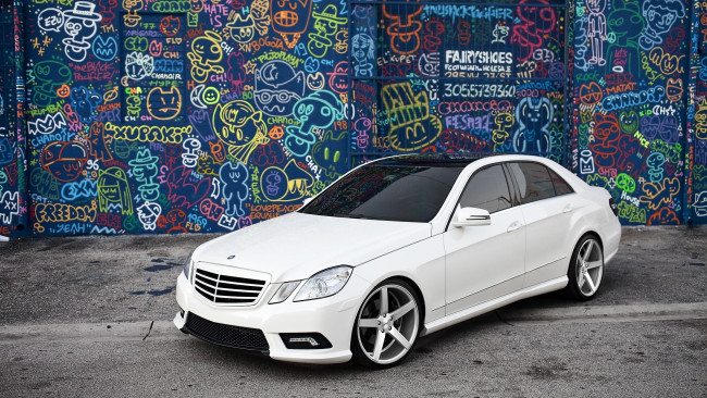 Обои картинки фото автомобили, mercedes-benz, белый, стена, граффити