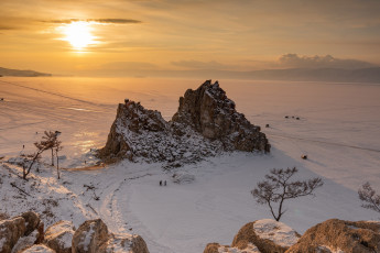 Картинка природа восходы закаты озеро байкал россия зима рассветы снег горизонт cкала скала+шаманка остров+oльхон