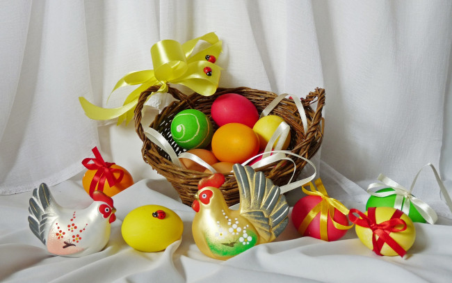 Обои картинки фото праздничные, пасха, корзинка, игрушки, яйца, лента