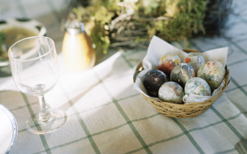 Картинка праздничные пасха бокал стол скатерть яйца корзинка