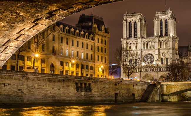 Обои картинки фото париж, города, франция, огни, ночь, здания, мост, река, собор