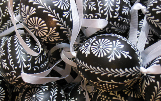 Обои картинки фото black, white, easter, eggs, праздничные, пасха, крашеные, узор, черные, яйца