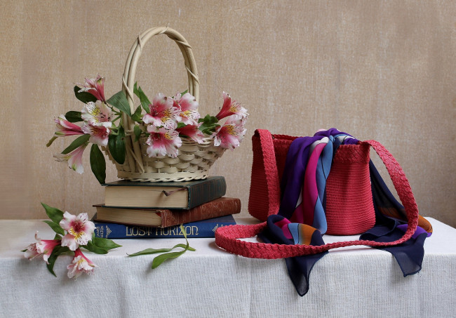 Обои картинки фото цветы, альстромерия, корзинка, сумка, лилии, книги