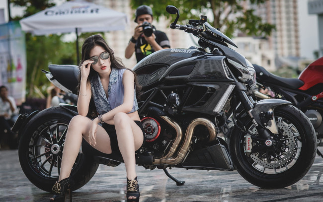 Обои картинки фото дукати, мотоциклы, мото с девушкой, байк, азиатка, очки, девушка