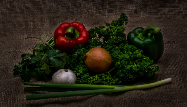 Обои картинки фото еда, овощи, перец, зелень, лук