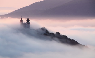 Картинка банска-штьявница +словакия города -+православные+церкви +монастыри утро туман храм горы