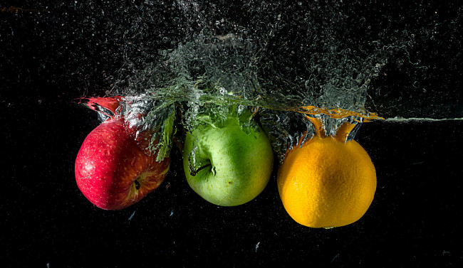 Обои картинки фото еда, Яблоки, брызги, жидкость, фрукты, апельсин