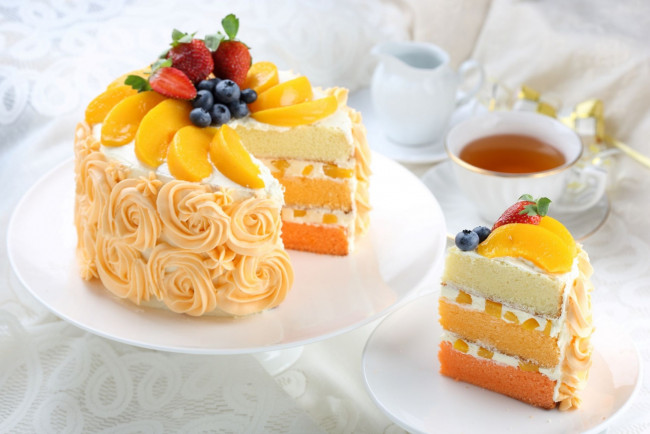 Обои картинки фото еда, торты, клубника, персик, торт, лакомство