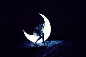 Картинка фэнтези фотоарт девушка крыша месяц ночь