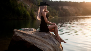 Картинка девушки -+блондинки +светловолосые река камень блондинка шляпа