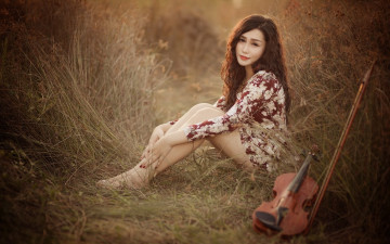 Картинка девушки -+азиатки трава азиатка скрипка
