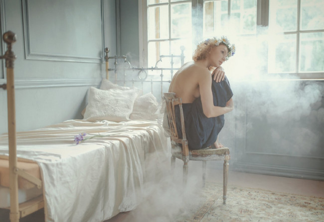 Обои картинки фото девушки, - блондинки,  светловолосые, блондинка, юбка, стул, кровать, окно, дым