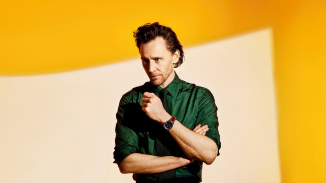 Обои картинки фото мужчины, tom hiddleston, том, хиддлстон, актeр, журнал, variety, галстук, наручные, часы, знаменитости