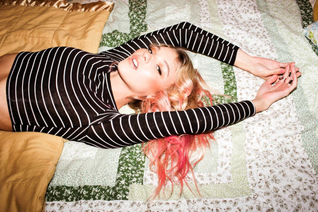Обои картинки фото девушки, - рыжеволосые и разноцветные, свитер, кровать