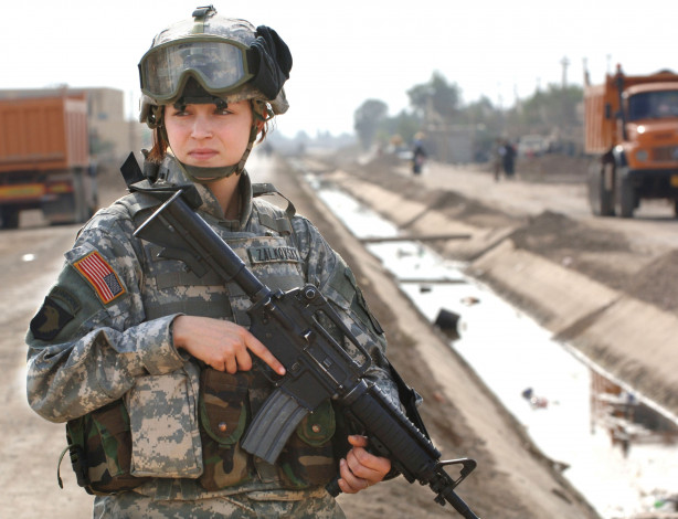 Обои картинки фото оружие, армия, спецназ, девушка, морпех, камуфляж, автомат