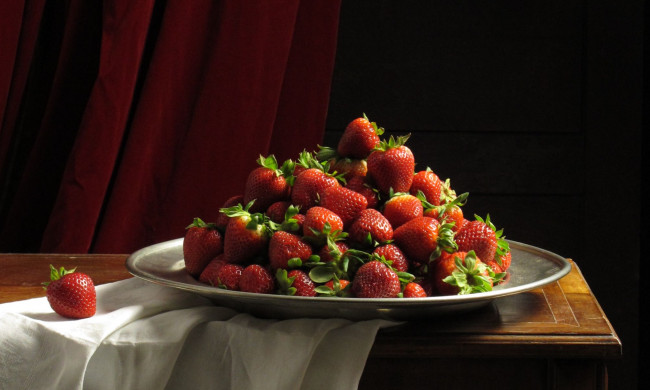 Обои картинки фото еда, клубника, земляника, ягоды, тарелка