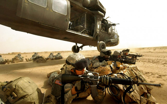 Обои картинки фото оружие, армия, спецназ, стрелки, пустыня, вертолет