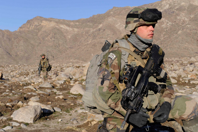 Обои картинки фото оружие, армия, спецназ, морпех, пустыня, горы